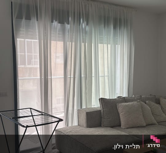 מנורה תלויה מהתקרה בחדר מגורים